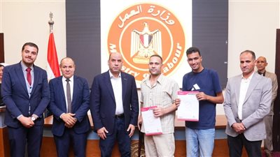 وزير العمل يسلم ذوي الهمم عقود عمل.. ويؤكد: الرئيس السيسي يتابع دمجكم بسوق العمل 