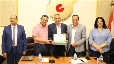 جمعية كتاب البيئة والتنمية تكرم 