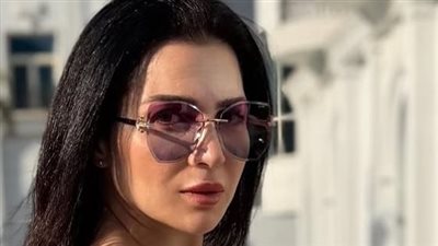 مي عز الدين تطل بفستان الزهور .... جمهورها يغازلها 