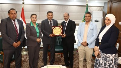 محافظ القليوبية يستقبل وفد اللجنة الطبية العليا والاستغاثات بمجلس الوزراء و بنك الشفاء المصري