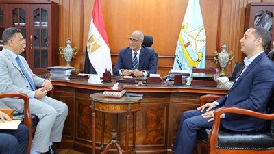 محافظ كفر الشيخ يناقش آليات تحصين القرارات الإدارية وضبط التعاقدات الحكومية