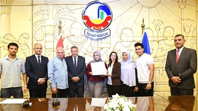 محافظ البحيرة تكرّم أوائل الشهادة الإعدادية العامة بمجمع دمنهور