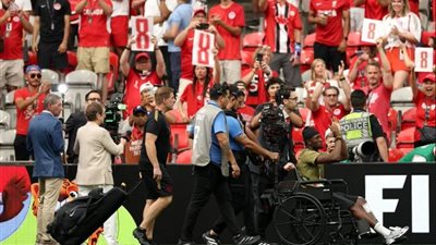 كونيه يعود على كرسي متحرك لمساندة منتخب كندا في كأس العالم 2026
