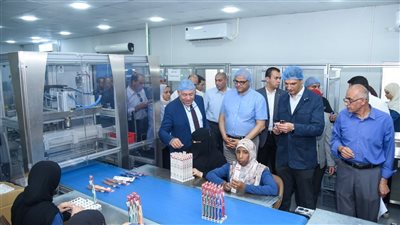 وزير الصناعة ومحافظ الإسكندرية يتفقدان مجمعي مرغم للصناعات البلاستيكية بالعامرية
