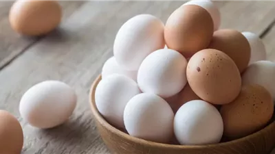 تناول البيض على الإفطار.. فوائد كبيرة وتحذيرات ضرورية