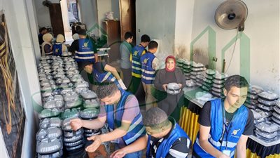 إحتفالًا بيوم عاشوراء.. تجهيز وتوزيع 5000 وجبة على الأسر الأكثر احتياجًا بالمنوفية  