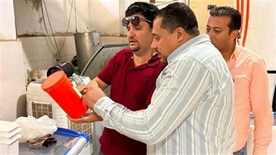 ضبط مصنع دون ترخيص يستخدم ألوان صناعية بشكل مفرط بالفيوم