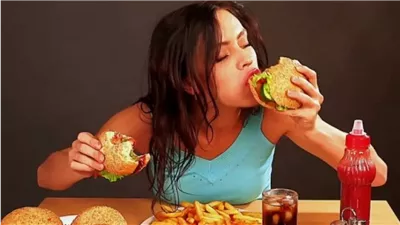 خبراء: تناول الطعام بسرعة يسبب مشكلات صحية وزيادة في الوزن