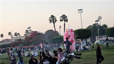 حدائق الإسماعيلية تتألق بروادها في ساعات العصاري 