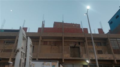 الزاوية الحمراء خارج السيطرة.. بناء مخالف يتمدد أعلى مصنع تجاري ورئيس الحي غائب عن المشهد