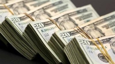 الدولار يتجه لتسجيل أفضل أداء شهري في قرابة عام