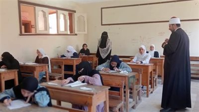  أولياء أمور طلاب الثانوية الأزهرية يتجمعون أمام اللجان للاطمئنان على أبنائهم