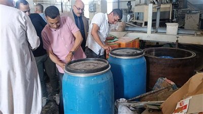 ضبط مصنع بسكويت وحلاوة طحينية مخالف للبيئة بالمنيا