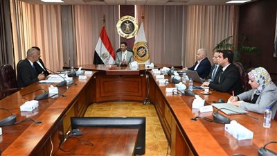 وزير الصناعة يبحث آليات دعم وتطوير مهمات ومكونات الصناعات الكهربائية المحلية