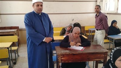 رئيس منطقة المنيا الأزهرية يتابع امتحان الجغرافيا