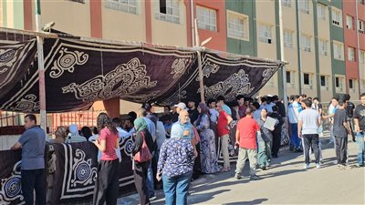 قبل اللغة العربية: البنات يلتزمن الصمت والبنين يمازحون بعضهم
