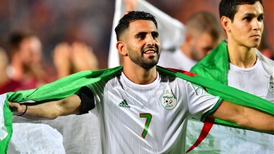 محرز يواصل كتابة التاريخ.. قائد الجزائر يقترب من عرش الهدافين