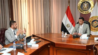 وزير الصناعة يبحث خطط التوسع في توطين تكنولوجيا الإضاءة وكفاءة الطاقة
