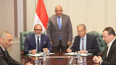 وزير الكهرباء يشهد مراسم توقيع بروتوكول تعاون بين القابضة للكهرباء و اتصالات مصر