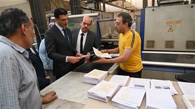 وزير الصناعة يتفقد العمليات الانتاجية بالهيئة العامة لشئون المطابع الاميرية