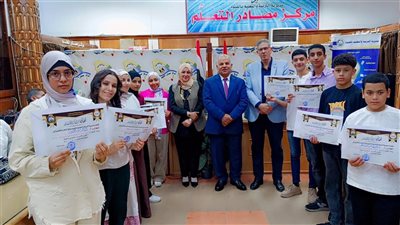 مدير تعليم الفيوم يكرم أوائل الشهادة الإعدادية 