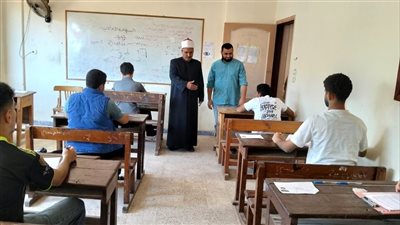 طلاب العلمي بالثانوية الأزهرية بالإسماعيلية يؤدون امتحان البلاغة