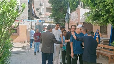 وكيل تعليم أسيوط يتفقد محيط لجان امتحانات الثانوية بالقوصية