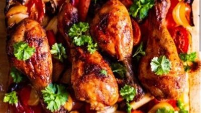صينية دجاج باربيكيو بالفرن مع سلطة الأفوكادو.. وجبة متكاملة