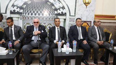 محافظ  البحر الأحمر يتلقى واجب العزاء في وفاة الفريق يوسف عفيفي