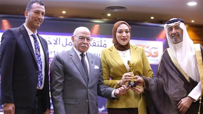 تكريم دينا الرفاعى بملتقى صناعة الاحتراف لدورها فى تطوير الكرة النسائية