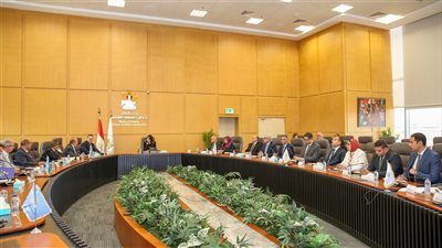 وزيرة الإسكان تبحث التنازل عن الأراضي وزيادة مسطحات السطوح بالعاشر من رمضان