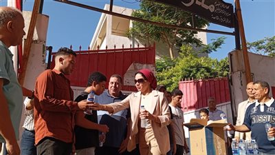 توزيع مياه وأقلام قبل امتحان اللغة العربية للطلاب المكفوفين بالفيوم