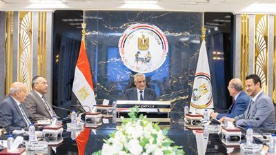 وزير الإنتاج الحربي يبحث الموقف التنفيذي لمشروع تطوير مراكز تجميع الألبان