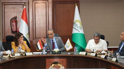 محافظ الجيزة يعقد اجتماعًا موسعًا مع مسؤولي شركات النظافة والمتعهدين لرفع كفاءة منظومة العمل