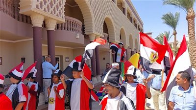 بأعلام مصر.. سياح العالم يشاركون احتفالات فنادق الغردقة بذكرى ثورة 30 يونيو