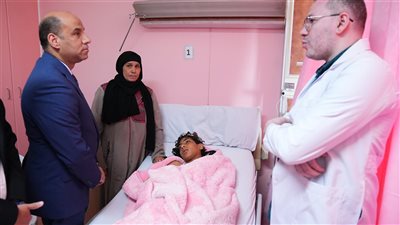 وزير العمل يزور عمال مصابين من العمالة غير المنتظمة ويوجه بتقديم كافة أوجه الرعاية والدعم