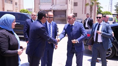 في ميدان ليلة القدر.. وزير العمل حسن رداد يفتتح ساحة انتظار ومظلات لـ«سواعد مصر »