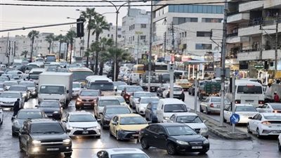 الانتظار في الصف الثاني والثالث.. أزمة مرورية مستمرة رغم تطور منظومة المرور الذكي