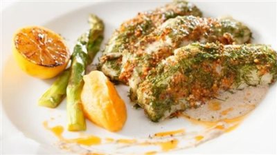فيليه السمك الأبيض بصوص البيستو والبرتقال