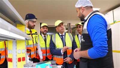من داخل مواقع الإنتاج..وزير العمل يختتم جولته بمحافظة الجيزة بزيارة شركة 