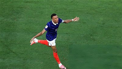 انحناءة ديديه ديشامب وتحية خاصة لمبابي (فيديو)