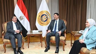 وزير الصناعة يبحث آليات الاستفادة من الخبرات والكفاءات الهندسية المصرية