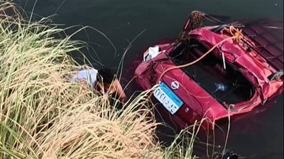 إصابة 3 أشخاص في حادث انقلاب سيارة ميكروباص في ترعة بقنا 