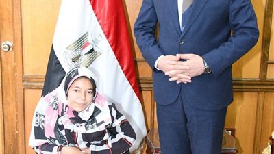 نجاح يُحتفى به.. رئيس الجامعة يكرّم متفوقة تجارة