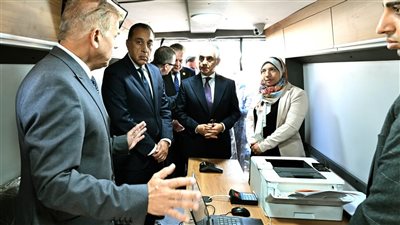 مدبولي يشهد تسليم 50 مركزًا تكنولوجيًا متنقلًا لوزارة العدل 