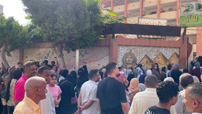 ترقب شديد أمام لجان الثانوية العامة بالإسكندرية 
