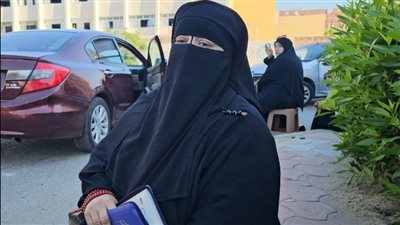 ساعات على الرصيف.. أمهات الثانوية العامة يواجهن الامتحان بالدعاء والانتظار