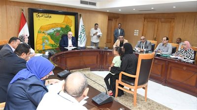 محافظ الفيوم يوجه بإجراء الفحوصات الطبية اللازمة لطفل يحتاج لزراعة أذن وفك