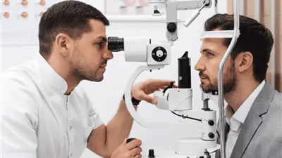 خبير يوصي بالفحص الدوري للعين بعد سن الخمسين