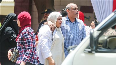 الحزن يخيم على طلاب الثانوية العامة لصعوبة الكيمياء.. وفرحة لسهولة الجغرافيا.. صور
